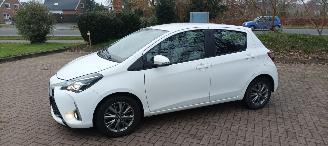 uszkodzony samochody osobowe Toyota Yaris Facelift 1.5-VVT-i 111pk 6-bak Airconditioning stoelverwarming Multicolor Touchscreen Display Achteruitrijcamera Lichtautomaat Drivelane assistent leren multistuurwiel mistlampen 15 inch Toyota velgen 2017/10