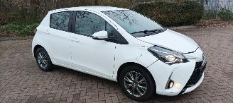 Toyota Yaris Facelift 1.5-VVT-i 111pk 6-bak Airconditioning stoelverwarming Multicolor Touchscreen Display Achteruitrijcamera Lichtautomaat Drivelane assistent leren multistuurwiel mistlampen 15 inch Toyota velgen picture 8