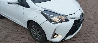 Toyota Yaris Facelift 1.5-VVT-i 111pk 6-bak Airconditioning stoelverwarming Multicolor Touchscreen Display Achteruitrijcamera Lichtautomaat Drivelane assistent leren multistuurwiel mistlampen 15 inch Toyota velgen picture 10