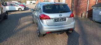 Kia Venga Bj: 8-2013 1.6 Automatik Climatecontrol Keyless-entry Stoelverwarming Lichtautomaat Privacyglas leren stuurwiel armsteun voor en achter Trekhaak Parkeersensoren mistlampen 16 inch velgen picture 3