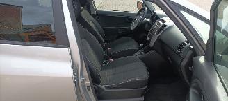 Kia Venga 1.6-16v 125pk Automatik Keyless-entry Climatecontrol Stoelverwarming Lichtautomaat Privacyglas leren stuurwiel met radio bediening armsteun voor Links& Rechts Trekhaak Mistlampen Parkeersensoren achter 16-inch Kia velgen picture 10