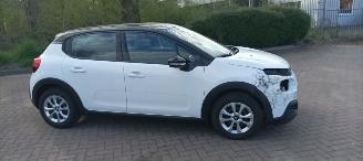 Unfallwagen Citroën C3 Shine 1.5-Diesel 102pk Climatecontrol CruiseControl Stoelverwarming Lichtautomaat Regensensor Lichtautomaat Mistlampen Afneembare trekhaak 2018/10