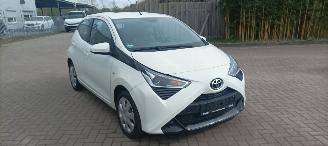 skadebil auto Toyota Aygo X-Play 1.0-VVT-i 72pk Airco Led koplampen Led achterlichten Elek-ramen elektrische buitenspiegels centrale deurvergrendeling met afstandsbediening Hoogglans buiten design Deelbare achterbank 2018/9