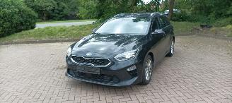 uszkodzony samochody osobowe Kia Ceed 1.6-CRDI 136pk Ceed Sportswagon Spirit Navi JBL-sound systeem Camera Leder Sportstoelen Memory Full-Led koplampen Led achterlichten Elektrische achterklep Keyless-entry Climatecontrol CruiseControl 4xStoelverwarming Blindspot Automatisch inparkeren chrome 2018/9