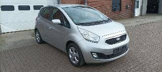 Voiture accidenté Kia Venga 1.6-16v Automaat Keyless-entry Climatecontrol Stoelverwarming Lichtautomaat Privacyglas leren stuurwiel mistlampen Parkeersensoren Trekhaak 16-inch velgen 2013/7