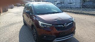 Voiture accidenté Opel Crossland 1.2-12v Automaat Navi Led koplampen led achterlichten half leren bekleding Stoelverwarming stuurwiel met verwarming inklapbare buitenspiegels chrome design 16-inch velgen Afneembare trekhaak Parkeersensoren voor en achter privacy glas 2018/4