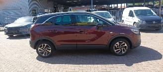 Schadeauto Opel Crossland Innovation uitvoering 1.2-turbo 110pk Automaat Navi Led koplampen led achterlichten leder Privacy glas stoelverwarming stuurwiel verwarming voorruit verwarming Trekhaak 16-inch hoogglans velgen Parkeersensoren voor en achter 2018/4