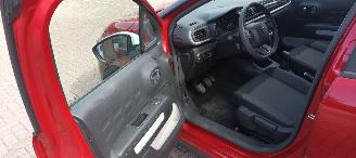 Citroën C3 You! Uitvoering 1.2-benzine 2-Tone Pearl metallic lak Full-Led koplampen Led verlichting Mistlampen Dab Radio elektrische buitenspiegels met verwarming Centrale vergrendeling met afstandsbediening Start-Stop systeem Drivelane assistent Stoelverwarming Lic picture 11