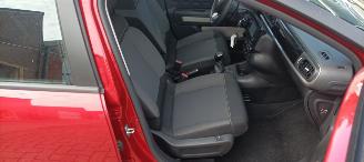 Citroën C3 You! Uitvoering 1.2-benzine 2-Tone Pearl metallic lak Full-Led koplampen Led verlichting Mistlampen Dab Radio elektrische buitenspiegels met verwarming Centrale vergrendeling met afstandsbediening Start-Stop systeem Drivelane assistent Stoelverwarming Lic picture 20