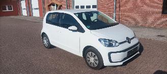 Damaged car Volkswagen Up! Bj:09-2021 Move Uitvoering 1.0mpi Airconditioning Led verlichting Dab Radio Achteruitrijcamera Cruisecontrol Bordcomputer Drivelane assistent Start-Stop systeem Parkeersensoren achter 2021/9