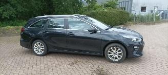 Kia Ceed 1.6 CRDI 136pk Navi Led koplampen Leder Sportstoelen-Memory  Climatecontrol Elektrische achterklep Achteruitrijcamera Led-Achterlichten CruiseControl 4xStoelverwarming Lichtautomaat picture 2