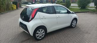 Toyota Aygo Facelift X-Play 1.0 VVT-i 72pk Airco 5-deurs Led koplampen led achterlichten Leren stuurwiel met radio bediening Elektrische ramen Elektrische-spiegels met verwarming Centrale vergrendeling met afstandsbediening picture 8