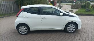 Toyota Aygo Facelift X-Play 1.0 VVT-i 72pk Airco 5-deurs Led koplampen led achterlichten Leren stuurwiel met radio bediening Elektrische ramen Elektrische-spiegels met verwarming Centrale vergrendeling met afstandsbediening picture 9