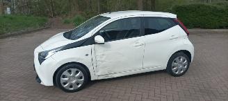 Toyota Aygo Facelift X-Play 1.0 VVT-i 72pk Airco 5-deurs Led koplampen led achterlichten Leren stuurwiel met radio bediening Elektrische ramen Elektrische-spiegels met verwarming Centrale vergrendeling met afstandsbediening picture 3