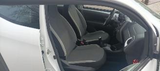 Toyota Aygo Facelift X-Play 1.0 VVT-i 72pk Airco 5-deurs Led koplampen led achterlichten Leren stuurwiel met radio bediening Elektrische ramen Elektrische-spiegels met verwarming Centrale vergrendeling met afstandsbediening picture 16