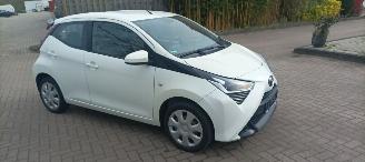 Toyota Aygo Facelift X-Play 1.0 VVT-i 72pk Airco 5-deurs Led koplampen led achterlichten Leren stuurwiel met radio bediening Elektrische ramen Elektrische-spiegels met verwarming Centrale vergrendeling met afstandsbediening picture 11
