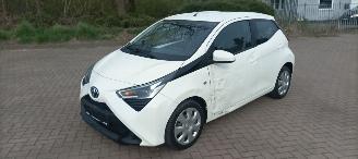 Toyota Aygo Facelift X-Play 1.0 VVT-i 72pk Airco 5-deurs Led koplampen led achterlichten Leren stuurwiel met radio bediening Elektrische ramen Elektrische-spiegels met verwarming Centrale vergrendeling met afstandsbediening picture 2