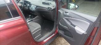 Opel Crossland 1.2 turbo 110pk Automaat Innovation Navigatie Led-Koplampen Led-Achterlichten Stoelverwarming stuurwiel met verwarming Voorruit met verwarming Privacy glas Climatecontrol Dimmende binnenspiegel Parkeersensoren voor en achter Trekhaak 16-inch velgen Mistla picture 16