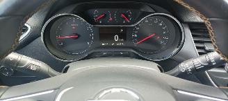 Opel Crossland 1.2 turbo 110pk Automaat Innovation Navigatie Led-Koplampen Led-Achterlichten Stoelverwarming stuurwiel met verwarming Voorruit met verwarming Privacy glas Climatecontrol Dimmende binnenspiegel Parkeersensoren voor en achter Trekhaak 16-inch velgen Mistla picture 25