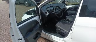 Toyota Aygo Facelift 1.0-VVT-i 72pk Airco Led koplampen led achterlichten Leren stuurwiel Elektrische ramen Elektrische-spiegels met verwarming Centrale vergrendeling met afstandsbediening Hoogglans buiten design Deelbare achterbank getinte ruiten picture 8