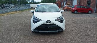 Unfallwagen Toyota Aygo Facelift 1.0-VVT-i 72pk Airco Led koplampen led achterlichten Leren stuurwiel Elektrische ramen Elektrische-spiegels met verwarming Centrale vergrendeling met afstandsbediening Hoogglans buiten design Deelbare achterbank getinte ruiten 2018/9