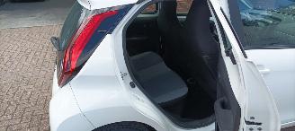 Toyota Aygo Facelift 1.0-VVT-i 72pk Airco Led koplampen led achterlichten Leren stuurwiel Elektrische ramen Elektrische-spiegels met verwarming Centrale vergrendeling met afstandsbediening Hoogglans buiten design Deelbare achterbank getinte ruiten picture 12