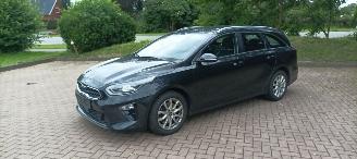 Unfallwagen Kia Ceed Premium Edition 1.6  136pk Leder Sportstoelen Memory Full-Led Navi JBL-audio Dab Navigatie Climatecontrol CruiseControl Keyless-entry elektrische achterklep Led achterlichten automatisch inparkeer systeem Blindspot Drivelane assistent 2020/9