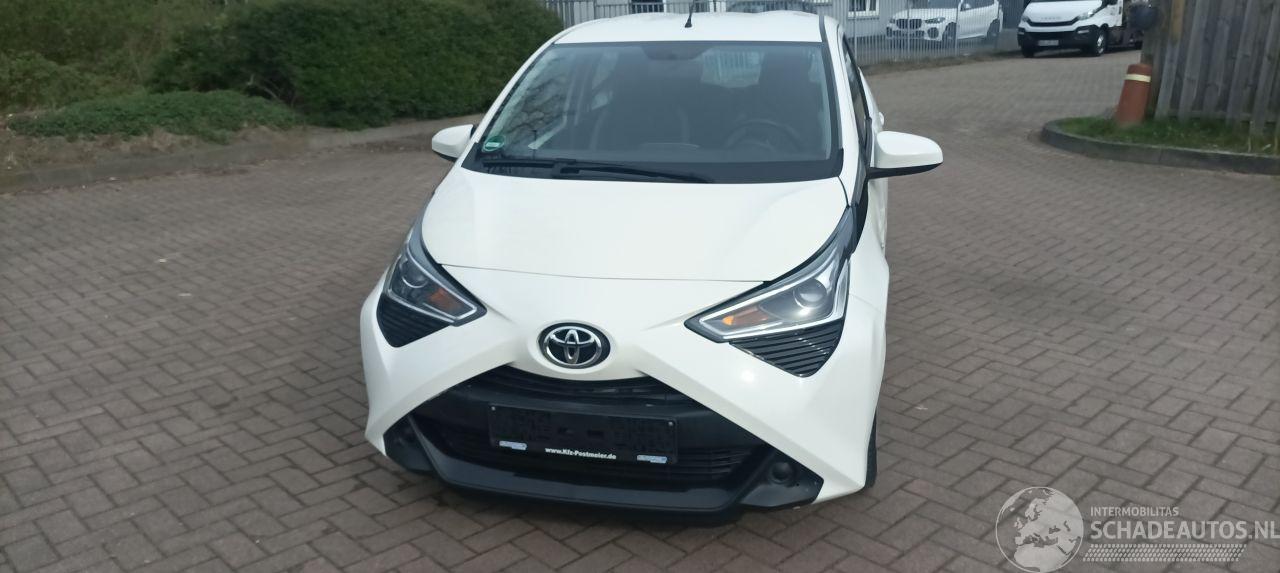Toyota Aygo Aygo X Facelift 1.0VVT-i 5-deurs Airconditioning Led Dagrijverlichting Led achterlichten Elektrische ramen Elektrische-spiegels met verwarming Centrale vergrendeling met afstandsbediening Hoogglans buiten design