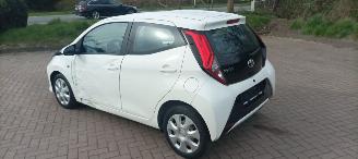 Toyota Aygo Aygo X Facelift 1.0VVT-i 5-deurs Airconditioning Led Dagrijverlichting Led achterlichten Elektrische ramen Elektrische-spiegels met verwarming Centrale vergrendeling met afstandsbediening Hoogglans buiten design picture 3