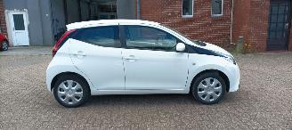 Toyota Aygo Bj: 09-2018 Facelift X-Play 1.0-VVT-i Airconditioning Leren stuurwiel Deelbare achterbank getinte ruiten Elektrische ramen Elektrische-spiegels Led Dagrijverlichting led achterlichten picture 2