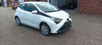 Schadeauto Toyota Aygo Bj: 09-2018 Facelift X-Play 1.0-VVT-i Airconditioning Leren stuurwiel Deelbare achterbank getinte ruiten Elektrische ramen Elektrische-spiegels Led Dagrijverlichting led achterlichten 2018/9