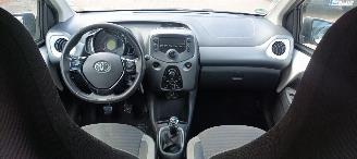 Toyota Aygo Bj: 09-2018 Facelift X-Play 1.0-VVT-i Airconditioning Leren stuurwiel Deelbare achterbank getinte ruiten Elektrische ramen Elektrische-spiegels Led Dagrijverlichting led achterlichten picture 10