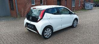 Toyota Aygo Bj: 09-2018 Facelift X-Play 1.0-VVT-i Airconditioning Leren stuurwiel Deelbare achterbank getinte ruiten Elektrische ramen Elektrische-spiegels Led Dagrijverlichting led achterlichten picture 3