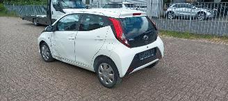 Toyota Aygo Bj: 09-2018 Facelift X-Play 1.0-VVT-i Airconditioning Leren stuurwiel Deelbare achterbank getinte ruiten Elektrische ramen Elektrische-spiegels Led Dagrijverlichting led achterlichten picture 4