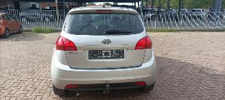 Kia Venga Bj: 08-2013 1.6 Benzine Automaat Climatecontrol Stoelverwarming Lichtautomaat Privacyglas keyless Entry 4xElektrische ramen Elektrische-spiegels met parkeerstand Mistlampen 16 inch kia velgen Trekhaak picture 5