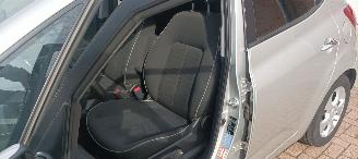 Kia Venga Bj: 08-2013 1.6 Benzine Automaat Climatecontrol Stoelverwarming Lichtautomaat Privacyglas keyless Entry 4xElektrische ramen Elektrische-spiegels met parkeerstand Mistlampen 16 inch kia velgen Trekhaak picture 15