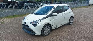 Toyota Aygo Bj :09-2018 Aygo Facelift X-Play 1.0-VVT-i 72pk 5-Drs Airconditioning Led Dagrijverlichting Led achterlichten Elektrische ramen Elektrische-spiegels met verwarming Centrale vergrendeling met afstandsbediening Hoogglans Design Leren stuurwiel met Radio Bed picture 1