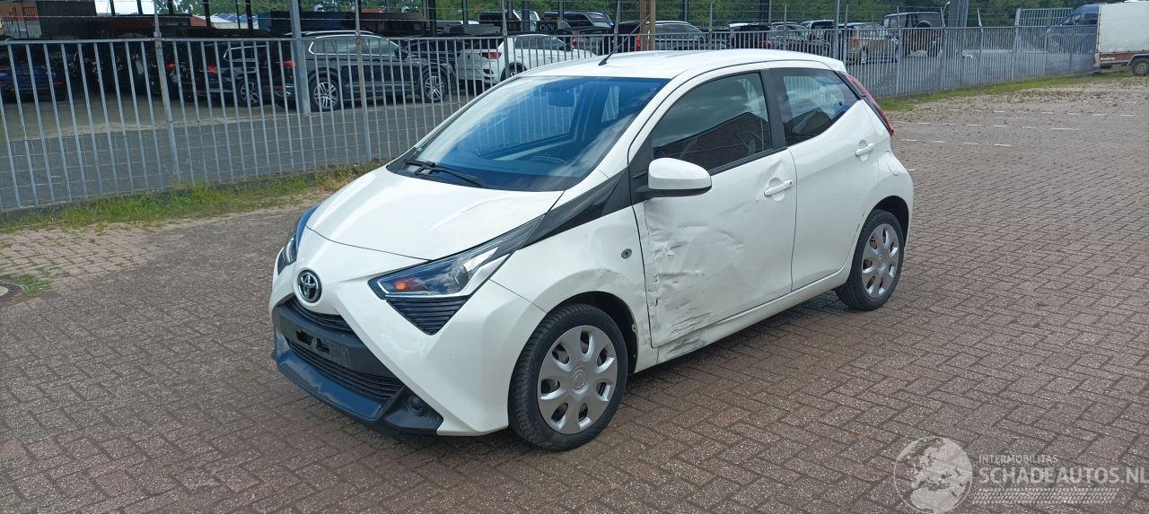Toyota Aygo Bj :09-2018 Aygo Facelift X-Play 1.0-VVT-i 72pk 5-Drs Airconditioning Led Dagrijverlichting Led achterlichten Elektrische ramen Elektrische-spiegels met verwarming Centrale vergrendeling met afstandsbediening Hoogglans Design Leren stuurwiel met Radio Bed