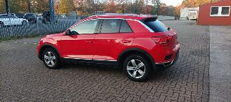 Volkswagen T-Roc Bj:06-2021 Active 1.5-TSI DSG 150pk Digital Cockpit Navigatie Drive modus Climatecontrol CruiseControl Stoelverwarming stuurwiel met verwarming Privacy glas Trekhaak Full-Led koplampen Led achterlichten zwart dakhemel Blindspot picture 4