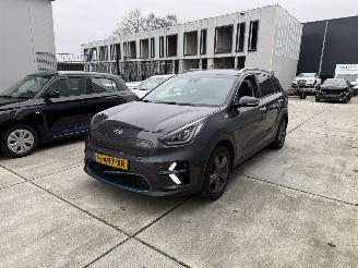Schadeauto Kia e-Niro ExecutiveLine 64 kWh-NAVI-CAMERA-PDC 2020/6