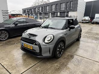 Vaurioauto  passenger cars Mini Electric Camden Edition 33 kWh PANO - NAVI - CAMERA - LEDER 2021/12