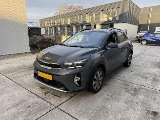 krockskadad bil auto Kia Stonic 1.0 T-GDI MHEV DynamicPlusLIne -AUTOMAAT-NAVI-CAMERA-PDC 2023/6