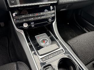Jaguar XE 2.0 D PORTFOLIO -NAVI-CLIMA-LEDER-PDC picture 15