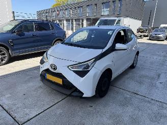 damaged passenger cars Toyota Aygo 1.0 VVT-i- X-PLAY-CAMERA-NAVI-AIRCO 2020/1