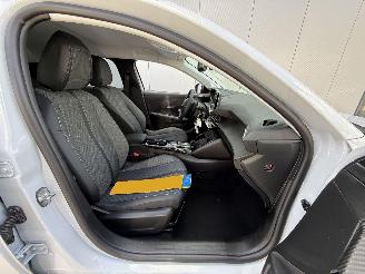 Peugeot 208 1.2 Hybrid 110 e-DCS6 Allure-CAMERA-NAVI-CLIMA-PDC picture 12