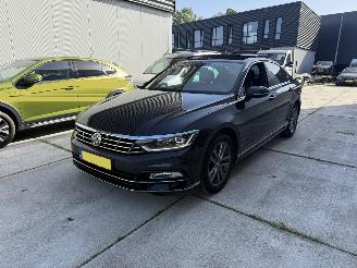Coche accidentado Volkswagen Passat 1.5 TSI Highline Business R-DSG-LEDER-CAMERA-PANO 2018/11