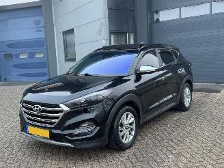 uszkodzony samochody osobowe Hyundai Tucson 1.6 T-Gdi 4x4 Automaat Pano 2017/6
