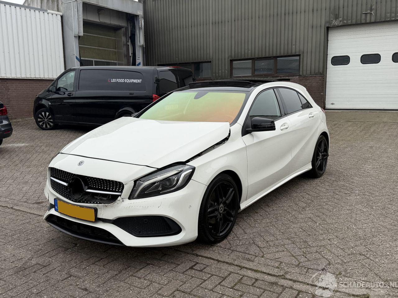 Mercedes A-klasse 180 AMG Pakket Pano Nap Nederlandse Auto Harman Kardon