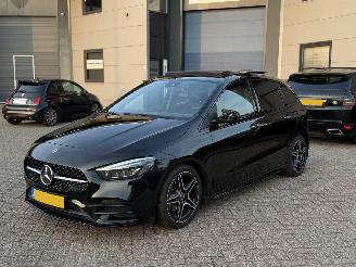 uszkodzony samochody osobowe Mercedes B-klasse 180 AMG Pakket NAP Nederlandse Auto! Premium Plus Pano Sfeerverlichting Memory 2020/1