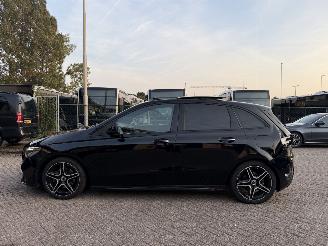 Mercedes B-klasse 180 AMG Pakket NAP Nederlandse Auto! Premium Plus Pano Sfeerverlichting Memory picture 3